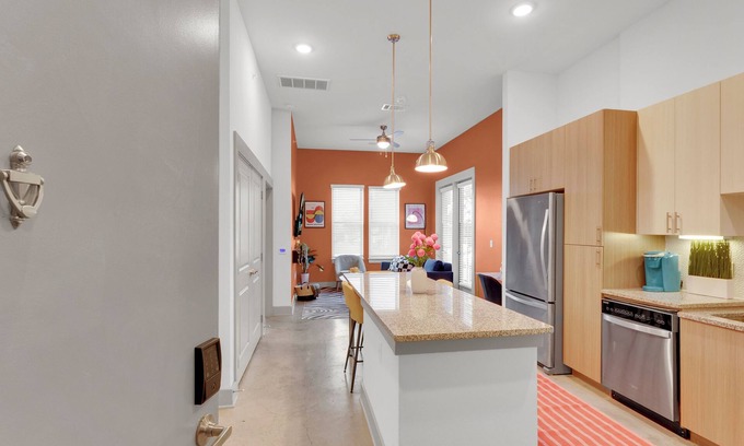 Fort Worth Apartamento | 1B1B LUX 1st Flr Apt-2min to TCU+King Bed+Pool+Gym