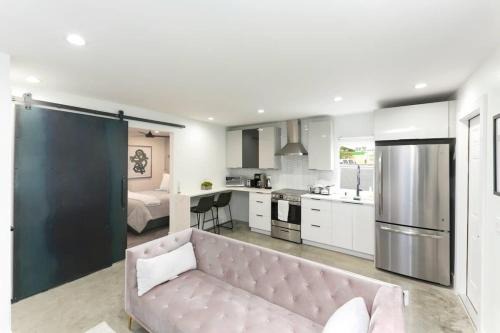 West Palm Beach Apartamento | 1BD 1BA-Black&White ArtBNB Cottage-Antique Row WPB