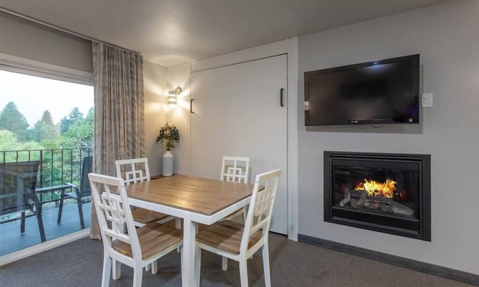 Bend Condominio | 1Bd/2Bath, Downtown Bend, Views of Deschutes River