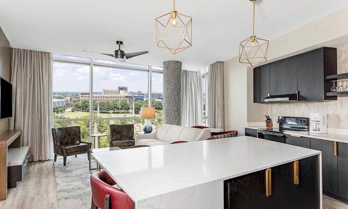 Downtown Atlanta Complejo | 1BD/Atlanta - Downtown w/Rooftop Pool and Pool Bar!