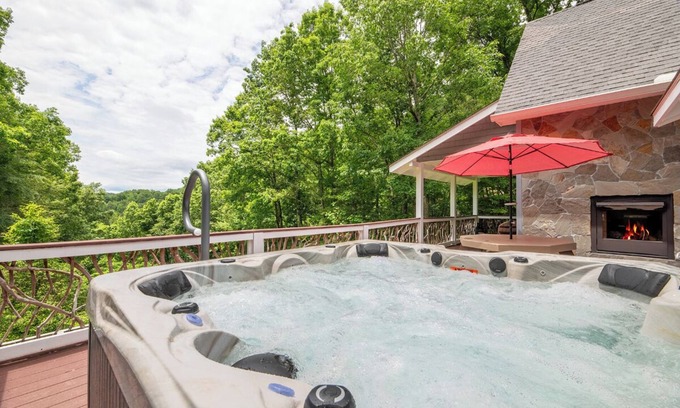 Sevierville Cabina | 1BD + Loft w/ Hot Tub! Pool table+Firepit