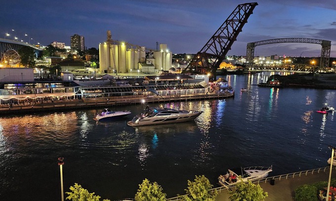 Downtown Cleveland Apartamento | 1bed 1bath Penthouse on the river. 10 minute walk to Cavs, Browns, Guardians.