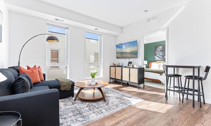 Uptown Apartamento | 1Bedroom Apartment + Rooftop Deck | Lake of Isles