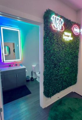 Central Business District Apartamento | 1BR, 1 Bath Apmt with Pool and Riverfront View Only Steps from The Banks & Stadiums !