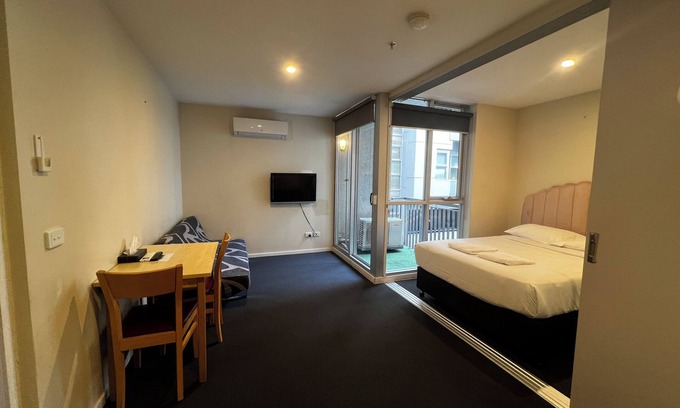 Carlton South Apartamento | 1BR Apartment for 3 | CBD Prime Location | Walks to Attractions