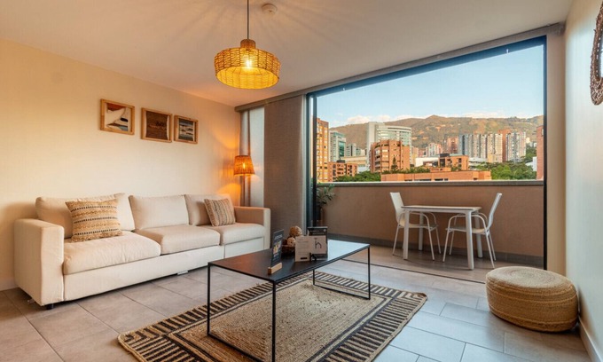La Aguacatala Apartamento | 1BR Apt private Balcony with AC near Milla de Oro