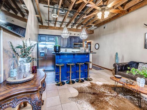 Central Oklahoma City Apartamento | 1BR Balcony Views And Cowboy Vibes