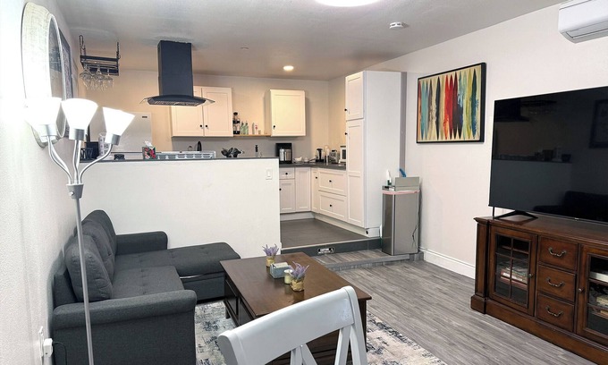 Thousand Oaks Apartamento | 1br/Bd, totally private apartment at the top of the mountain. 100% private