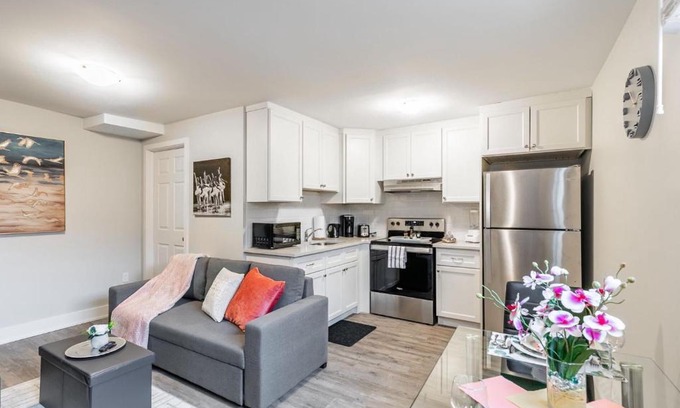 Central Hamilton Apartamento | 1BR - Boutique Apt with Netflix - Prime Location