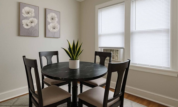 Chicago Apartamento | 1BR Gem by Shops & Dining