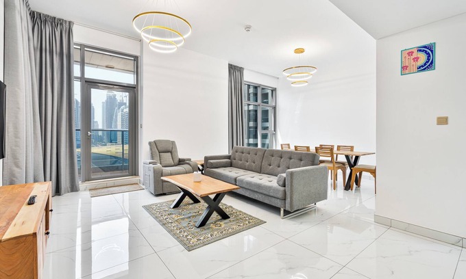 Jumeirah Lake Towers Apartamento | 1BR Gem with Lake View Plus Pool & Gym Access