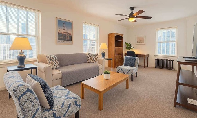 Gold Coast Apartamento | 1BR Gold Coast Vintage Gem