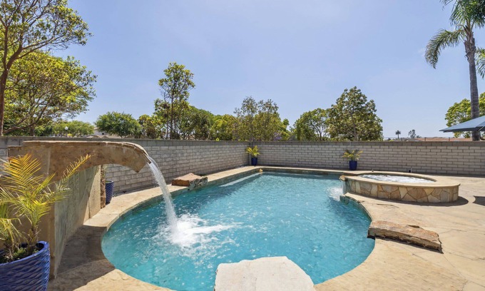 Oxnard Casa | 1BR Guest House | Poolside Dining | Near Beaches