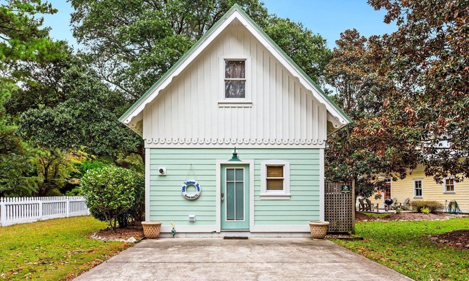 Manteo Cabaña | 1BR historic cottage w/ fireplace, patio & tub