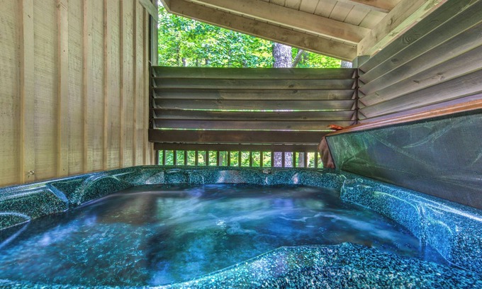 Gatlinburg - Pigeon Forge Chalet De Esquí | 1BR, hot tub, jacuzzi. Free attraction tickets!