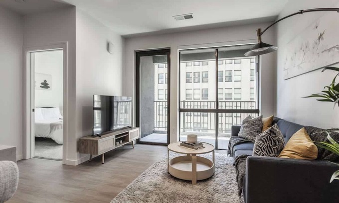 Market East District Apartamento | 1BR LUX DT Oasis - Free Parking/Gym/Rooftop Pool