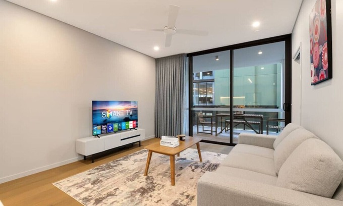 West End Apartamento | 1BR Luxury apt at prime location w/ carpark