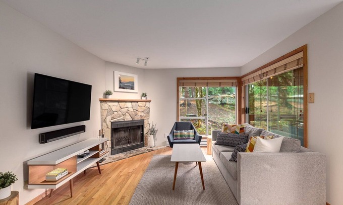 Whistler Creekside Condominio | 1BR | Powderview - Creekside | Bright and Cozy | Private Bike/Ski Storage | Free Parking