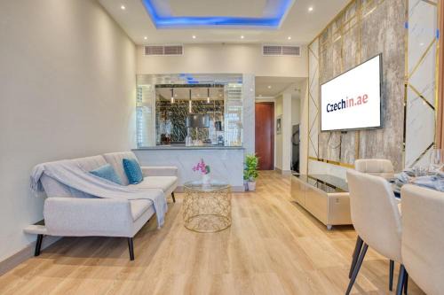 Al Hamra Village Apartamento | 1BR Sea Breeze Getaway Balcony and Pool Access