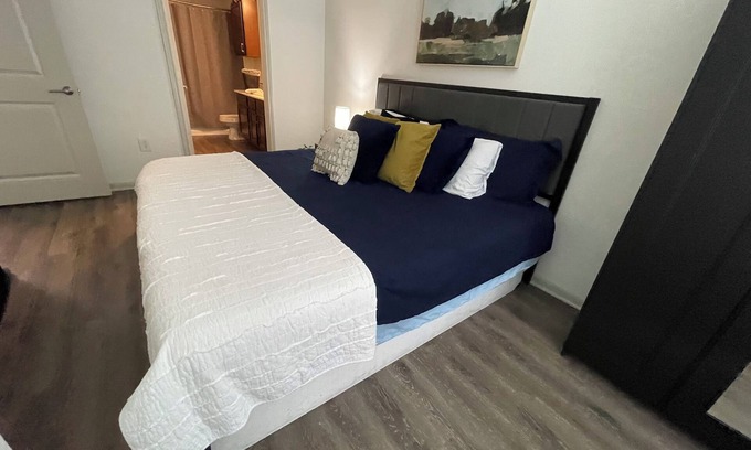 Frisco Apartamento | 1BR Suite with Balcony + Pool View in Frisco Near Legacy West & The Star