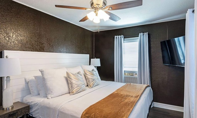 Neartown Apartamento | 1BR The Pawns Suite! Montrose Finds & Brews