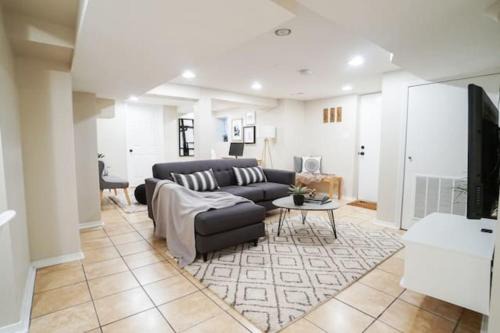 Chicago Apartamento | 1BR Trendy Basement Apt with Laundry & Parking - Central Trendy