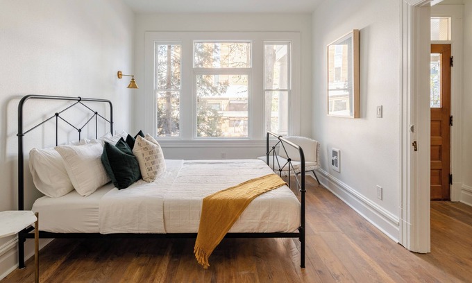 Uptown Apartamento | 1BR Walk to Coffee, Brews & NW 23rd Shops
