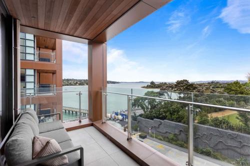 Hobsonville Apartamento | 1BR with Balcony Close to Ferry by Zodiak Stays