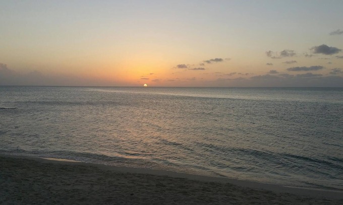 Seven Mile Beach Condominio | 1st Floor 3 BR Ocean View condo sleeps 6. Walking distance to shops/restaurants!