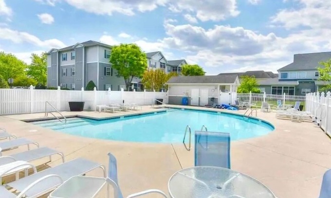 Lewes Condominio | 1st floor Coastal Oasis w Pool, Beach Chairs, & Linens near Lewes & Restaurants