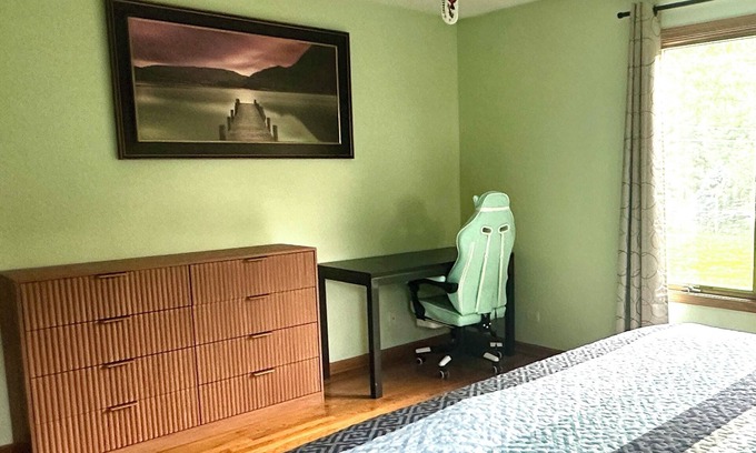 West Chicago Apartamento | 1st Floor In Single Family Home on 2.5 Fenced Acres
