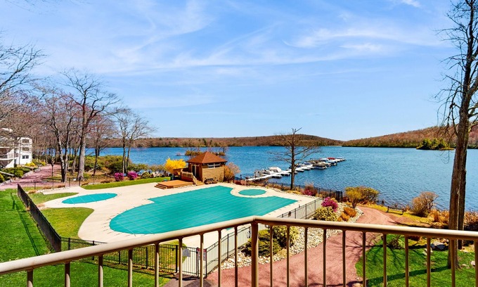 Lake Harmony Condominio | 1st-floor lakefront condo with mountain views & pool - near ski/hiking