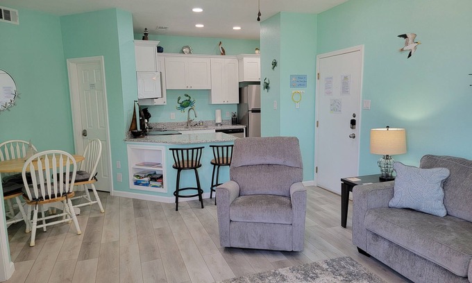 Corpus Christi Condominio | 1st FLOOR OASIS, WALK TO BEACH, POOL, HOT TUB, & GYM