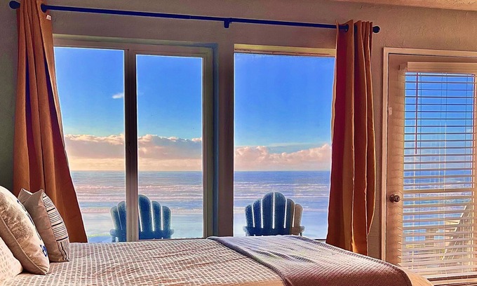 Eddyville Condominio | 1st floor Oceanfront studio with king bed, AC & hot tub
