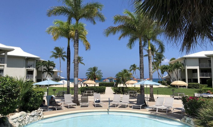 Seven Mile Beach Condominio | Vista al mar / junto a la piscina ------ "THE BEST" vea los comentarios de los huéspedes