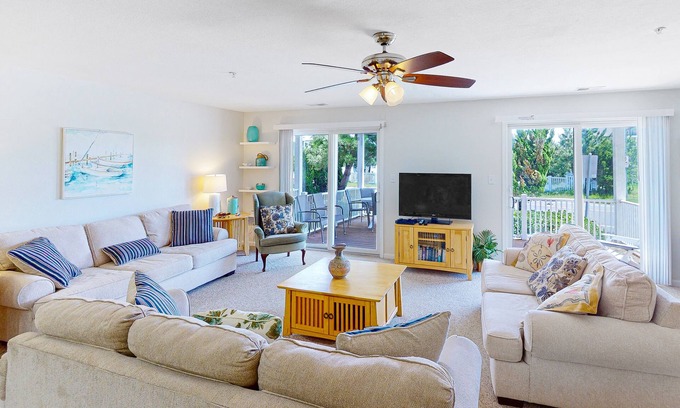Sandbridge Condominio | 1st-floor Seaside condo 1 block from beach with pool & private deck