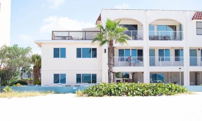 North Redington Beach Condominio | Venta de mayo: 10% de descuento en 2+ nts! Vistas directas del golfo, piscina Htd, cocina nueva