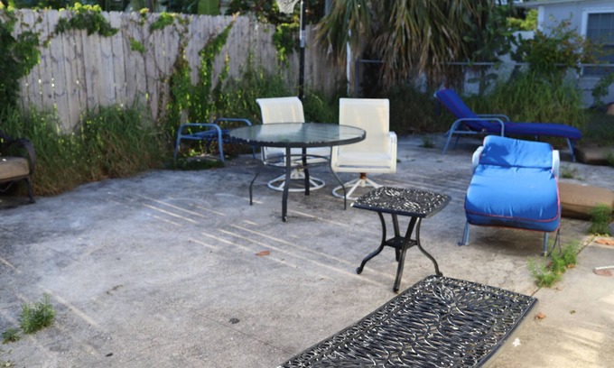 College Park Casa | 2/1 town house, 3 beds, 2 miles to the beaches