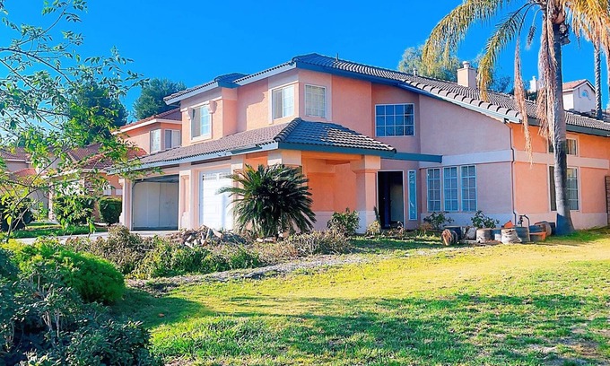 Estates at Canyon Crest Casa | 2-10 min drive to banks, supermarket, restaurant, UCR ,golf course, City Hall...