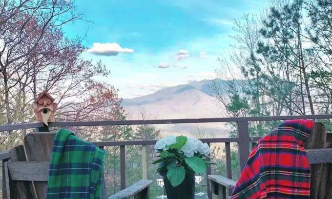 Chalet Village Chalet De Esquí | 2/2 Borders GSMNP and Steps from Cove Mountain Trail: Private Hot Tub & Game Rm