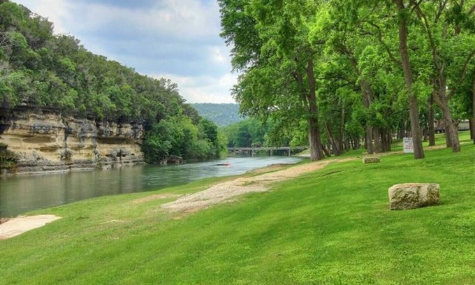 New Braunfels Condominio | A estrenar 2/2 Condo En Río Guadalupe Con Hermosas Vistas Canyon