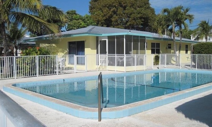 Marathon Casa | 2/2 Duplex, piscina, Tiki Hut, Pato Limpio Canal amplia Key