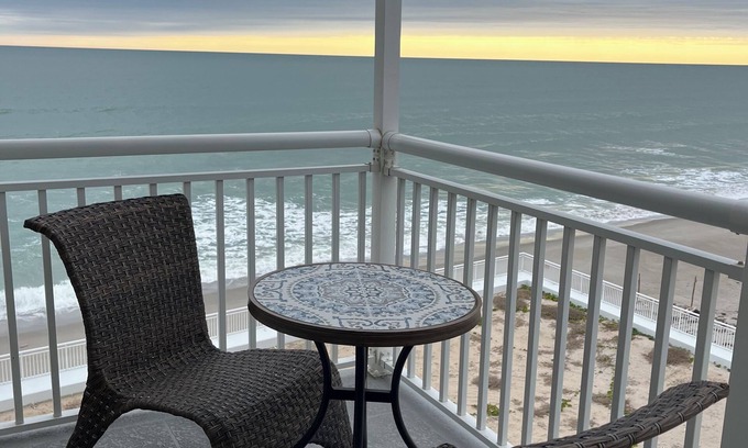 South Patrick Shores Condominio | 2/2 Ocean View Condo at Sandpiper. Wake up to the sounds of the waves!