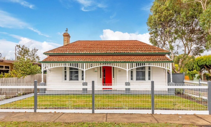 Newington Cabaña | 2/3 Bedroom Cottage in Newington - Ballarat