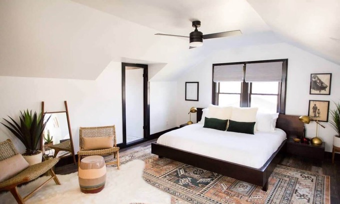 Eastwood Casa | ❤︎ NEWLY RENOVATED 1930 Cottage❤︎ PRIME Location❤︎