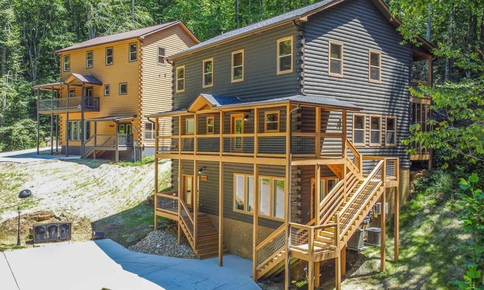 Sevierville Cabina | 2 5BR/6BA Cabins. Private pool, game room, theater