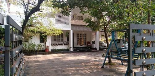 Thalassery Casa | 2 AC Room in KUTHUPARAMBA