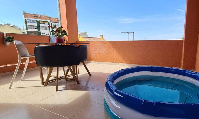 Linda-a-Velha Apartamento | 2 apartments for 8 people with terrace and solarium in Lisbon