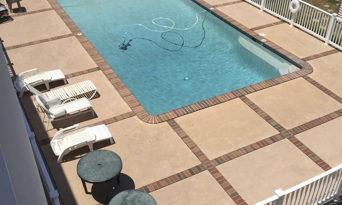 Wildwood Crest Condominio | Condominio de 2 Bd, piscina y vistas del lago Sunset. ¡Mira los fuegos artificiales desde el porche!