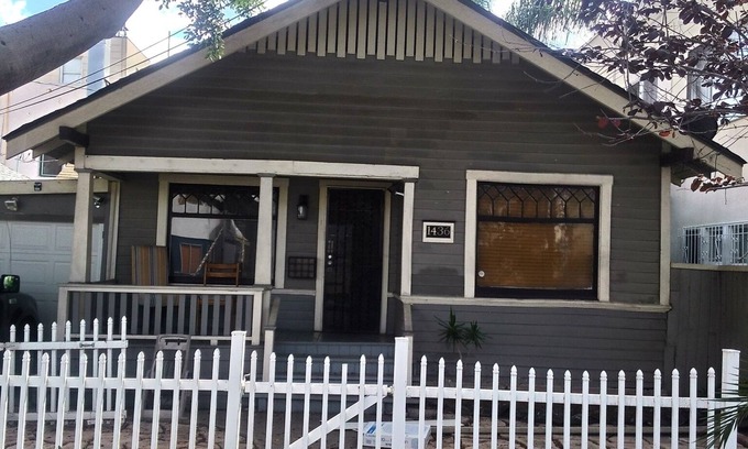 Alamitos Beach Cabaña | 2-bdr home, walk to the beach, mins to the Convention Center & Cruise Terminal